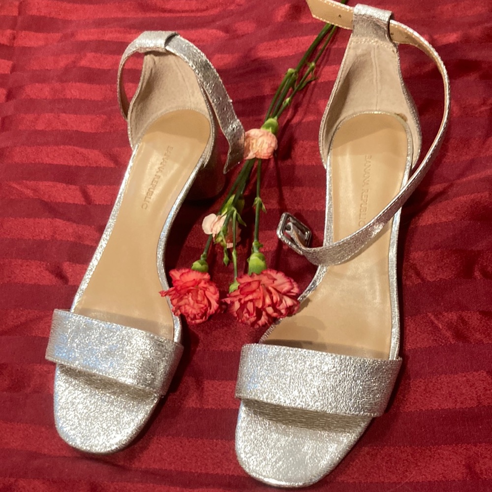 Banana republic size 7 silver sandals new without tag